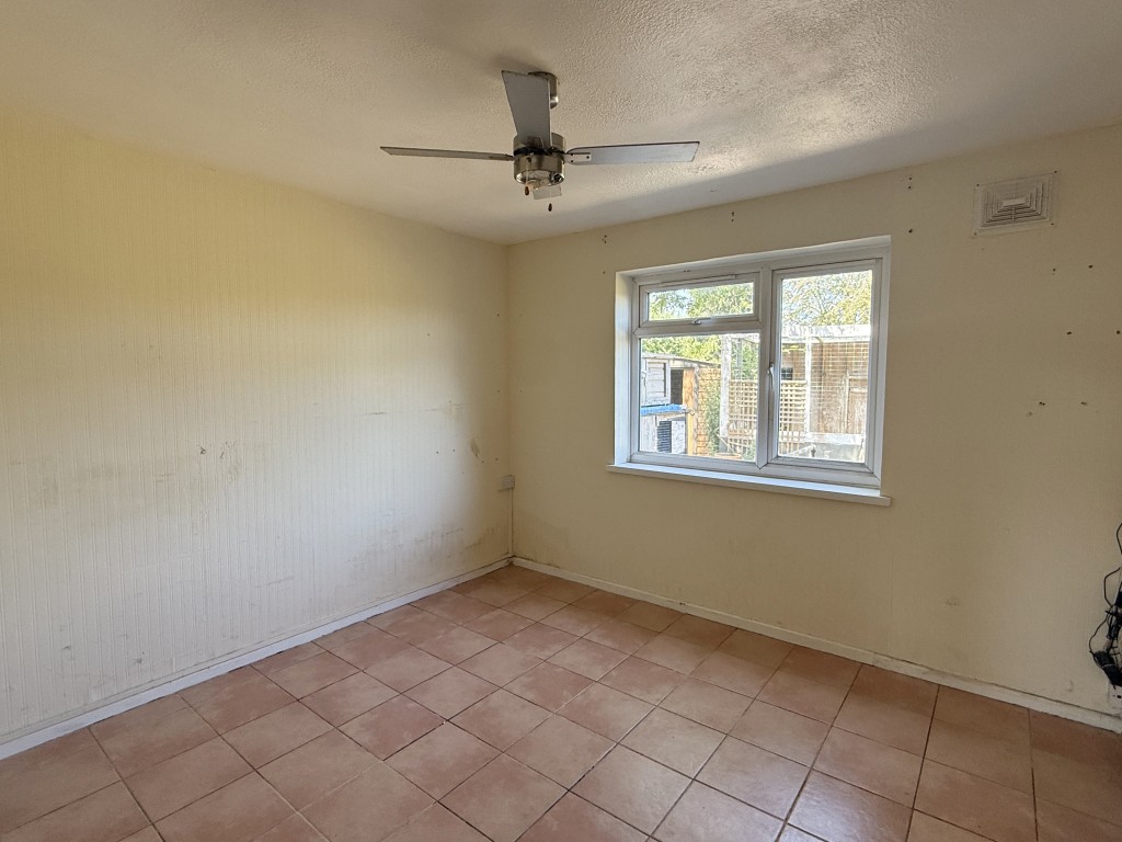 Lot: 30 - GROUND FLOOR FLAT IN NEED OF IMPROVEMENT - Bedroom 2 in Flat in need of improvement
